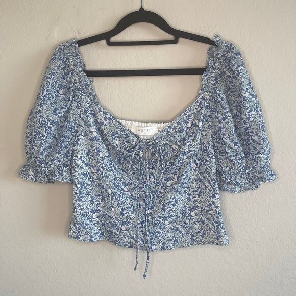 ASTR The Label Blue Ditsy Floral Cropped Top Tie Front Puff Sleeves - Size S - Picture 1 of 4